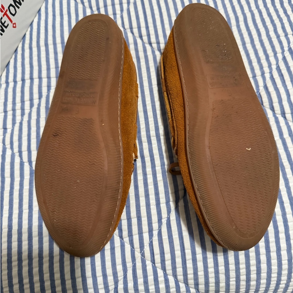 Minnetonka Women's Brown Pile Lined Hardsole Moccasins - Picture 2 of 3